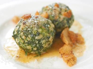 Spinatkn�del mit Brotbutter